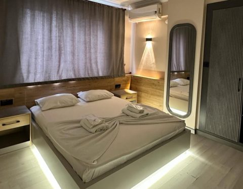 Kütahya Garden Otel odası, aydınlatmalı yatak başlığı ve boy aynası